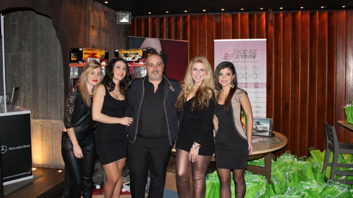 Ο κ.Χ. Κουμαντζιάς Πρόεδρος και Διευθύνων Σύμβουλος με την κ. Χ. Βαρδίκου, Marketing Manager της Κουμαντζιάς Α.Ε. και τις όμορφες κυρίες που παρουσίασ